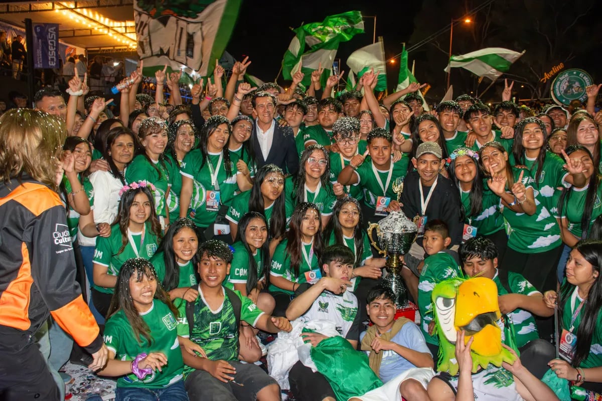En su condición de exalumno del establecimiento, el gobernador Carlos Sadir fue invitado a entregar la copa del segundo premio en la categoría Carrozas a la Escuela de Comercio n.° 1 "Prof. José Antonio Casas".