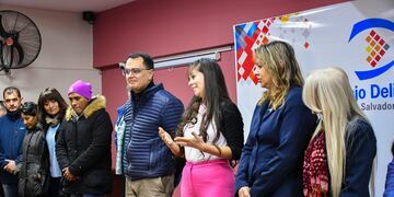 El concejal Lisandro Aguiar y la emprendedora Florencia Paz, ambos al centro, encabezaron el cierre del programa "Seamos parte de la solución" en el Concejo Deliberante de San Salvador de Jujuy.