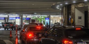 Estaciones de servicio de YPF registraron largas filas previo a su incremento en los precios.