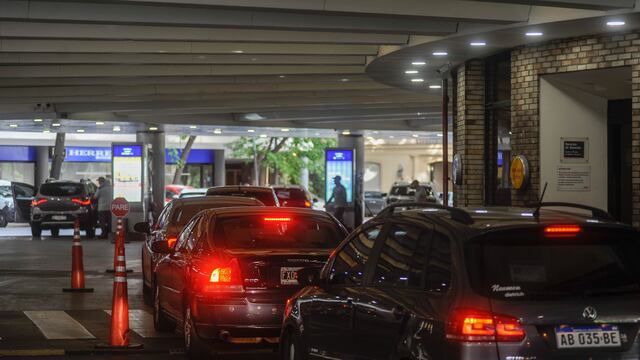 Estaciones de servicio de YPF registraron largas filas previo a su incremento en los precios.