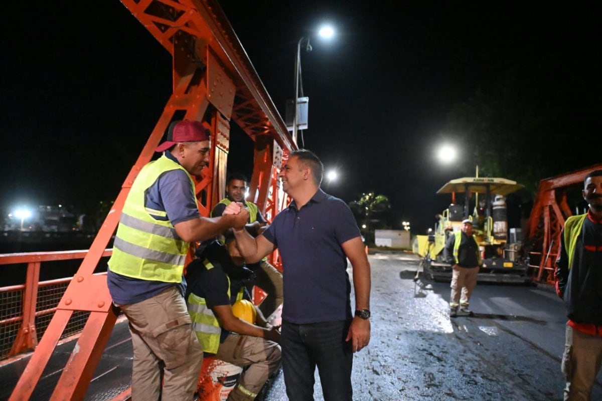 Intendente Mauricio Davico junto a operarios en Puente Méndez Casariego.