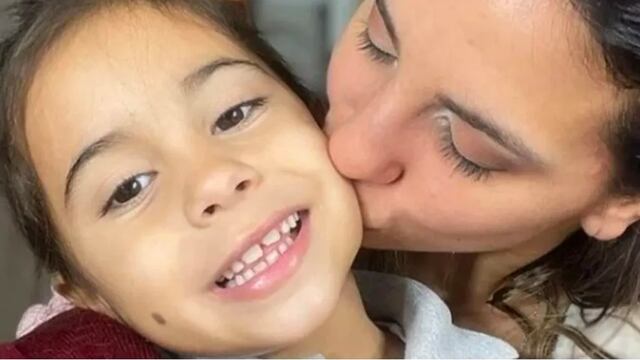 Cinthia Fernández junto a su hija menor Francesca.