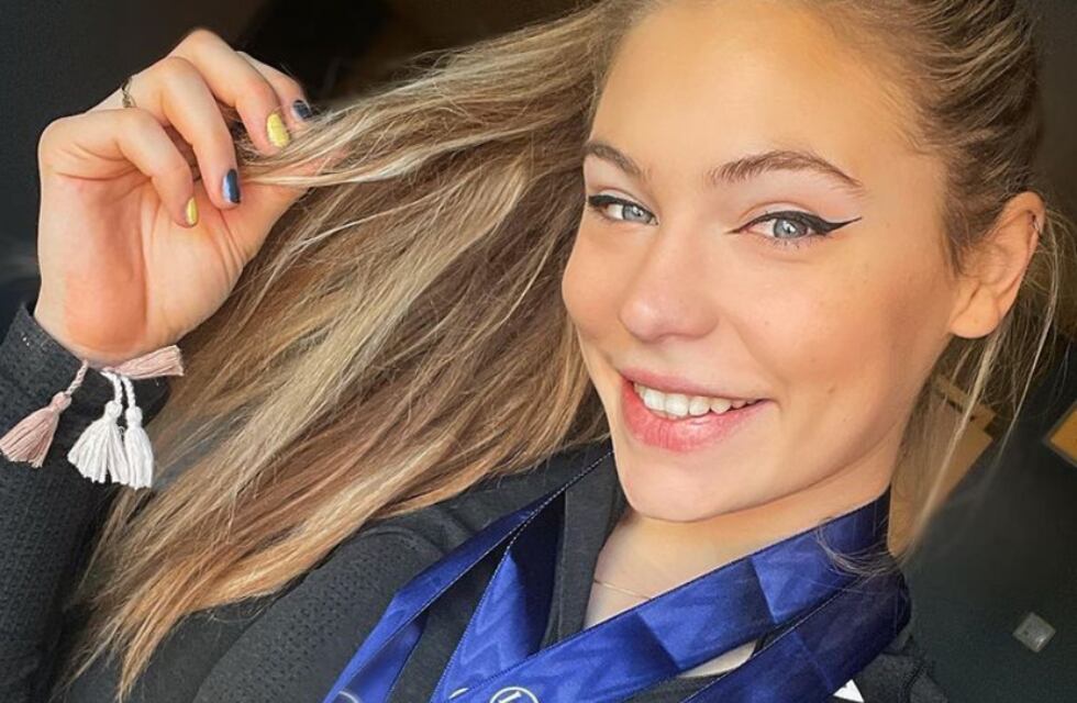 Jutta Leerdam, la patinadora “más linda del mundo”, cautivó con un vestido rojo con aberturas desde la playa