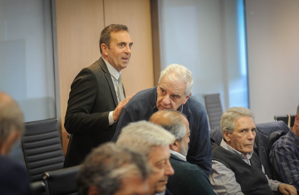 Con críticas sindicales, el Gobierno fijó el salario mínimo: de cuánto será desde este mes