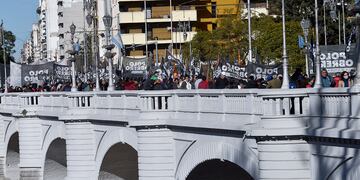 Organizaciones sociales marchan por el centro de la ciudad de Córdoba este jueves.