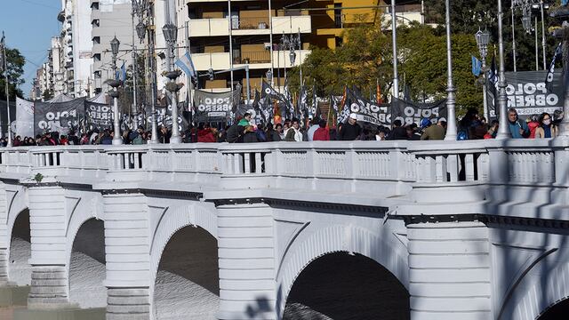 Organizaciones sociales marchan por el centro de la ciudad de Córdoba este jueves.