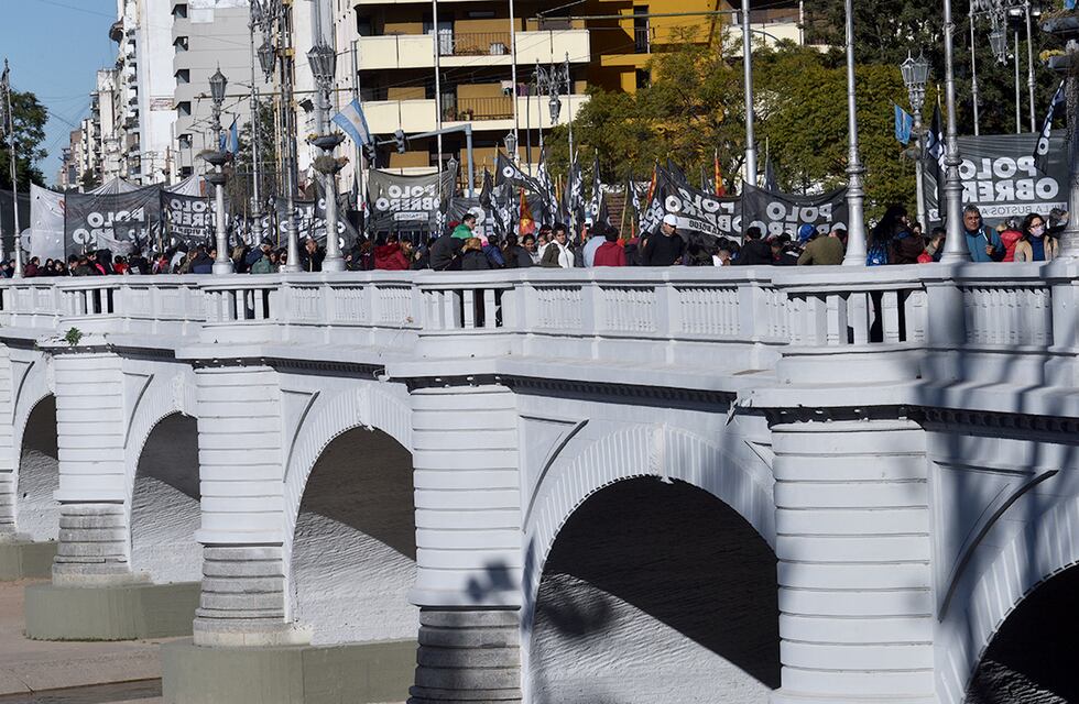 Al igual que en el resto del país, piqueteros marcharon este jueves en el centro de Córdoba