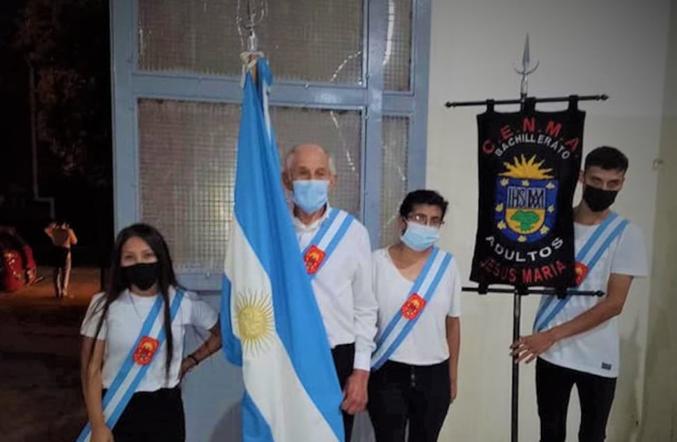 Córdoba: tienen 73 años, está por terminar el secundario y fue elegido abanderado