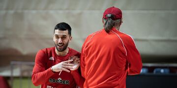 Facundo Campazzo bajo las ordenes de Dusko Ivanovic. (@kkcrvenazvezda)