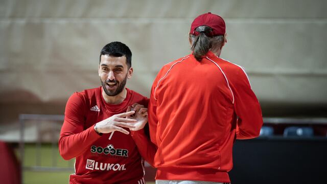 Facundo Campazzo bajo las ordenes de Dusko Ivanovic. (@kkcrvenazvezda)