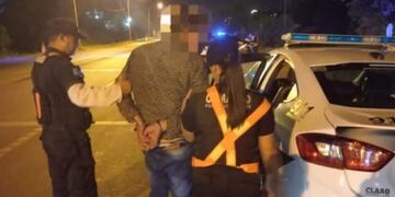 Ebrio, casi causa una tragedia en Oberá: por poco colisiona con un control policial.