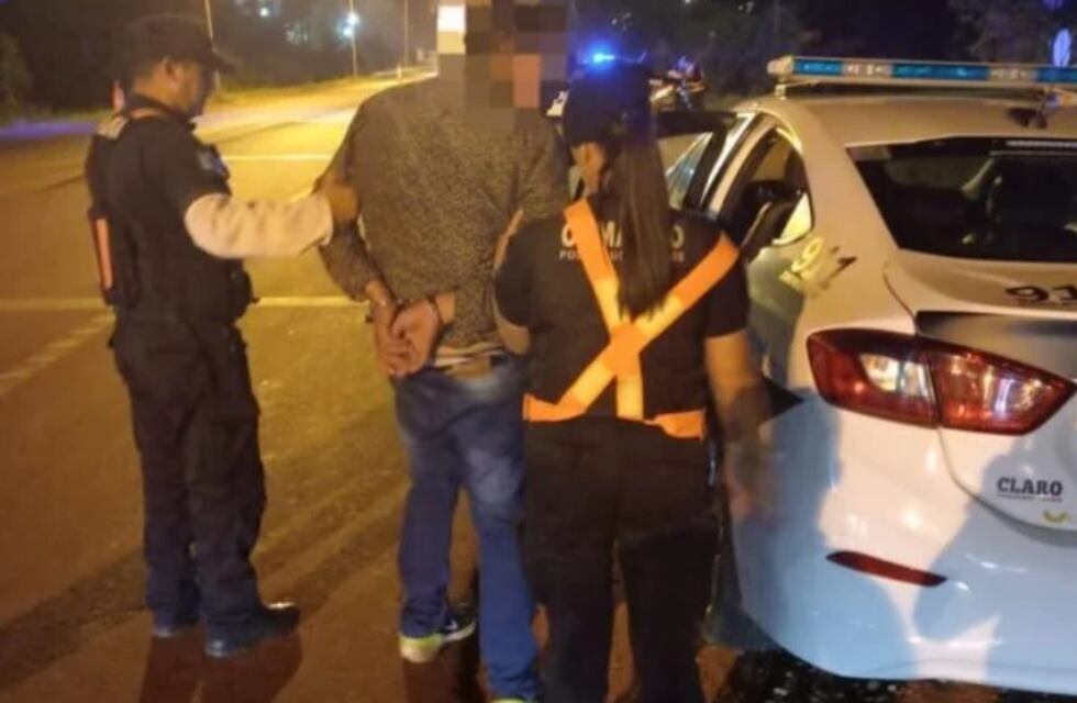 Ebrio, casi causa una tragedia en Oberá: por poco colisiona con un control policial