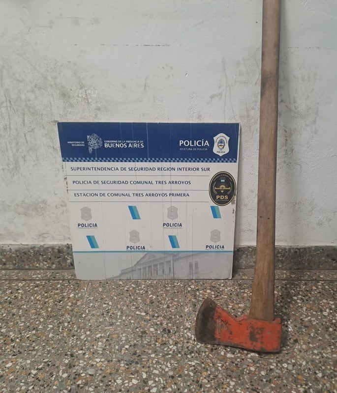 atacó con un hacha una propiedad y le encontraron un cuchillo entre sus pertenencias