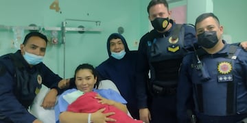 La mujer y el niño fueron trasladados al Hospital Neonatal y recibieron la visita de los policías.