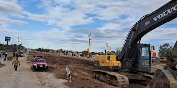 Fuga de gas por la rotura de un caño frente al Villa Allende Shopping. (Foto: Policía de Córdoba)