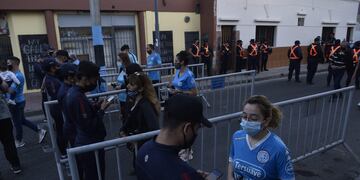 Desde temprano, los Piratas comenzaron a cubrir el lugar disponible en el estadio de Belgrano. (Facundo Luque / La Voz).