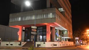 Municipalidad de Rafaela, teñida de naranja