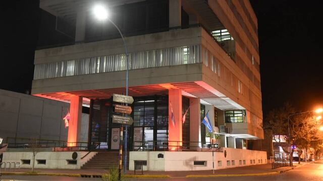 Municipalidad de Rafaela, teñida de naranja