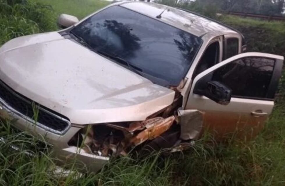 Salió ileso luego de despistar con su camioneta en Eldorado