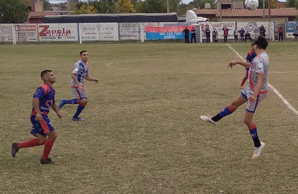 En un partido de final incierto, el 24 empató 2 a 2 con el Ateneo Santa Rosa por la Liga Regional