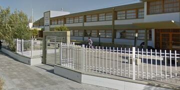 Escuela Nº 703 "José Toschke" de Puerto Madryn, donde trabajaba el profesor acusado de acosar alumnas.