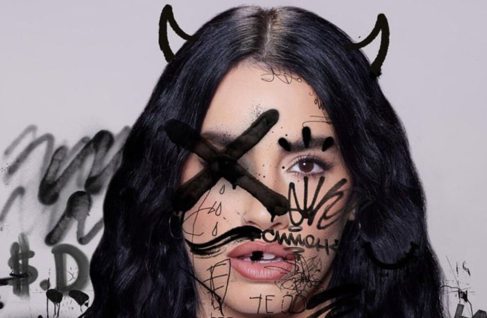 Vandalizaron un cartel de Lali Espósito y se volvió viral: ¿haters libertarios o estrategia de publicidad?