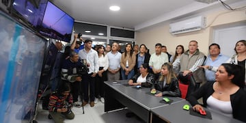 El mandatario inauguró una rotonda, alumbrado LED y un centro de monitoreo, acompañado por autoridades provinciales y locales.