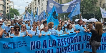 Distintos gremios marchan en contra la reforma previsional en Córdoba.