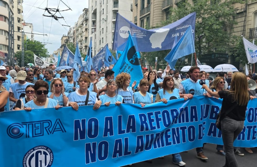 Protesta en Córdoba: gremios estatales marchan contra la reforma previsional y el aumento de aportes