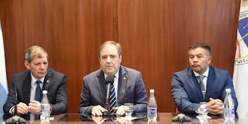 "Con esta capacitación no solo nos estamos preparando, sino que estamos poniendo conciencia en la sociedad de que es un problema al que tenemos que combatir entre todos", dijo el vicegobernador Bernis (centro) al abrir las jornadas de ciberseguridad acompañado por el secretario provincial de Seguridad, Juan Manuel Pulleiro (izq.) y el jefe de la Policía de Jujuy, Milton Sánchez.