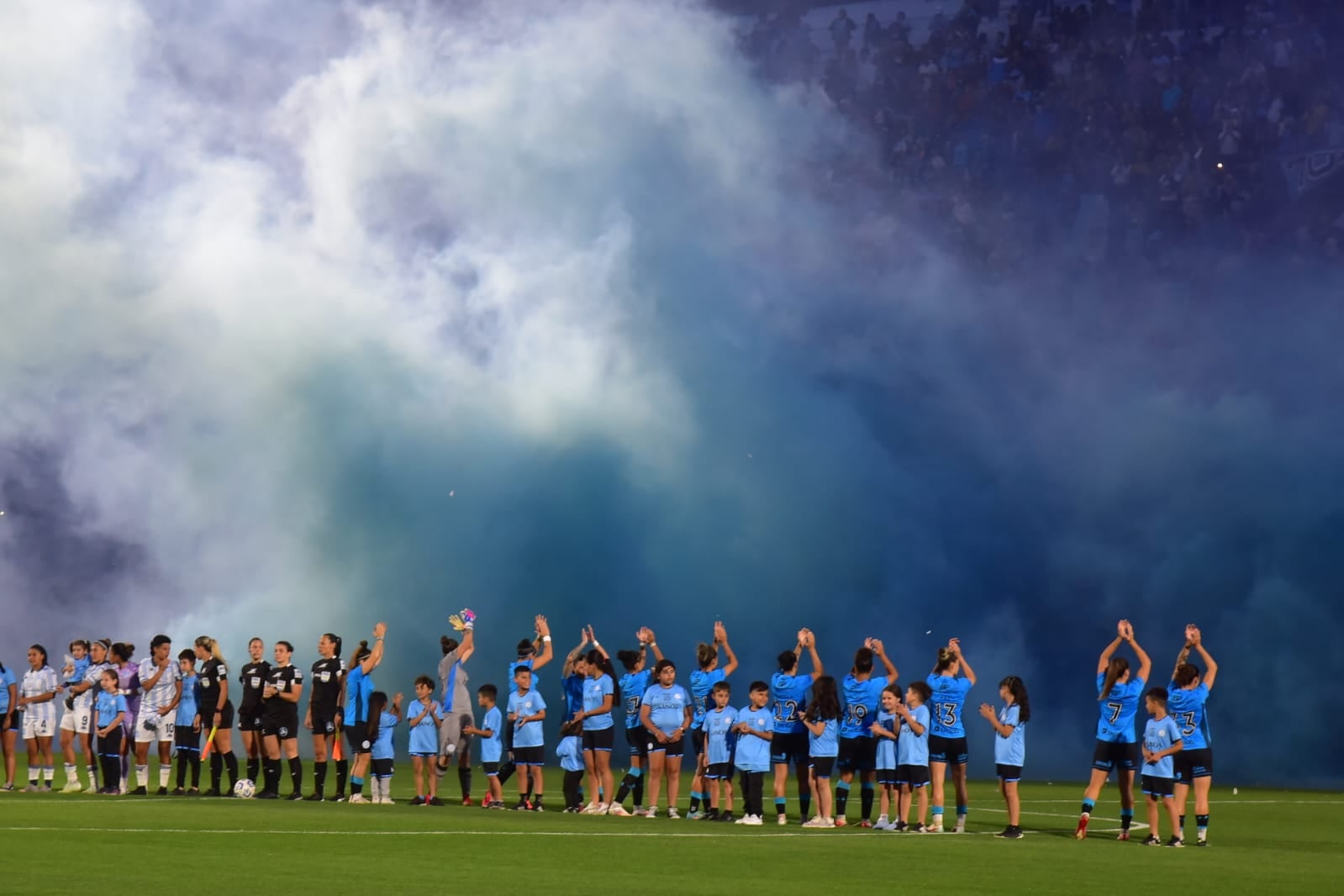 Belgrano enfrentó a Racing en la final del torneo Clausura de la Primera A de la AFA. Se jugó en el estadio Gigante de Alberdi, con más de 20 mil personas. (Ramiro Pereyra / La Voz)
