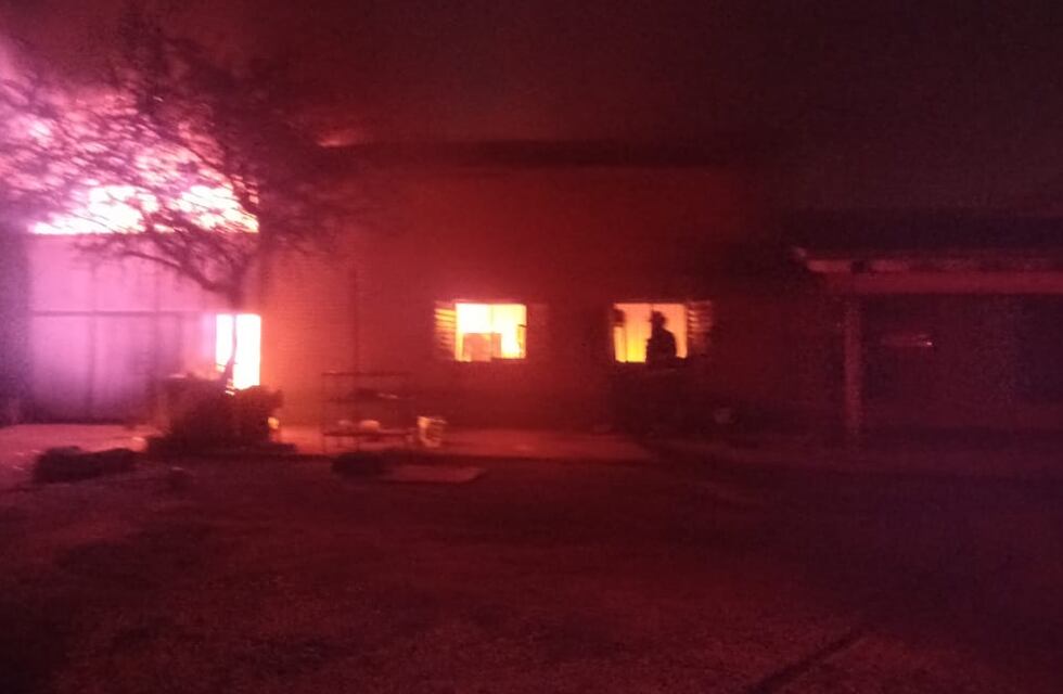 Video: un impactante incendio consumió un camión y dos camionetas en Córdoba