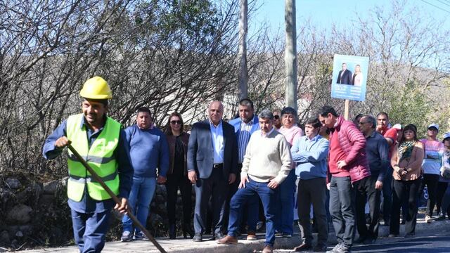 El gobernador de Tucumán, Juan Manzur, visitó Tafí del Valle y recorrió obras de pavimento junto al candidato a vicegobernador, Miguel Acevedo.