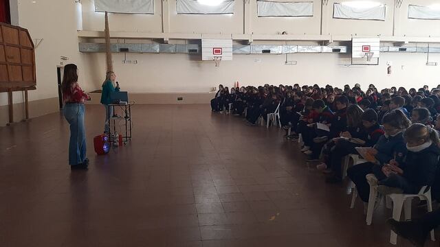 Charla de Gestión Ambiental en el Colegio Holandés