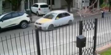El auto de los delincuentes, captado en una cámara de seguridad (ElDoce.TV).