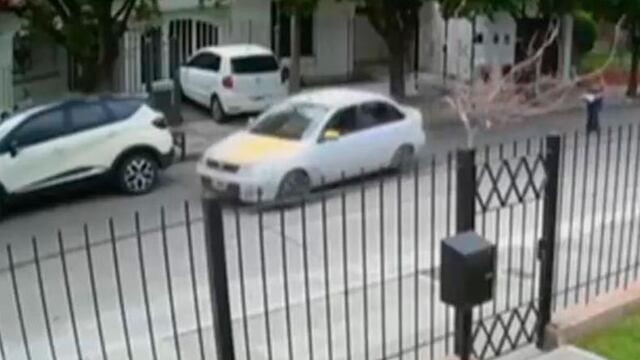 El auto de los delincuentes, captado en una cámara de seguridad (ElDoce.TV).