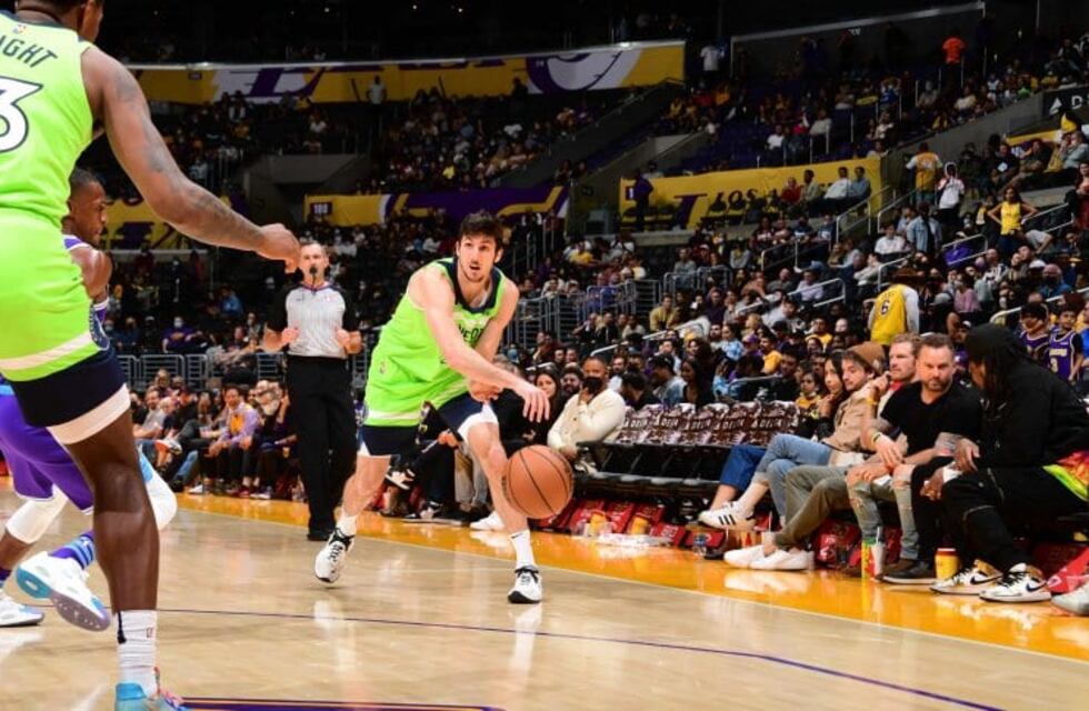 Leandro Bolmaro volvió a sumar minutos para Minnesota ante Los Lakers por la NBA