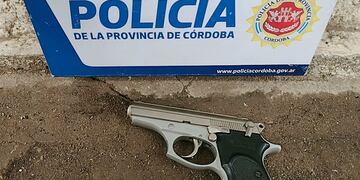 El arma. (@PoliciaCbaOf en Twitter)