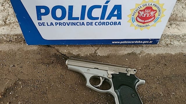El arma. (@PoliciaCbaOf en Twitter)