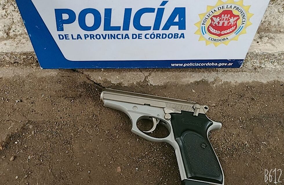 Volvía de trabajar, guardaba el auto y lo balearon en barrio Ituzaingó: dos detenidos