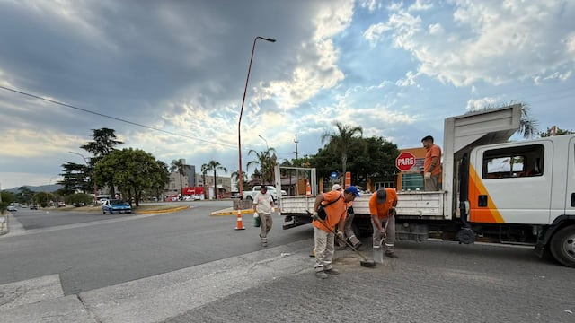 Realizan trabajos de bacheo en el distrito Este de Villa Carlos Paz