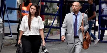 La defensa de los rugbiers. Hugo Tomei junto a Emilia Pertossi, hermana de dos de los imputados. (El Destape)