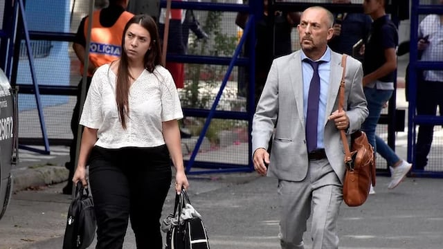 La defensa de los rugbiers. Hugo Tomei junto a Emilia Pertossi, hermana de dos de los imputados. (El Destape)