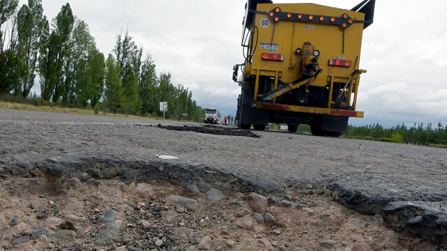 Nuevamente produjo accidentes automovilísticos los baches y pozos que se originaron por las lluvias y alto tránsito la Ruta Internacional 7, pasando el Nudo de Ruta 40, en Luján de Cuyo.