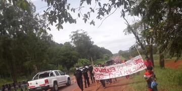 Vecinos de Colonia Delicia marcharon pidiendo que se investigue la muerte de tres personas por una descarga eléctrica.
