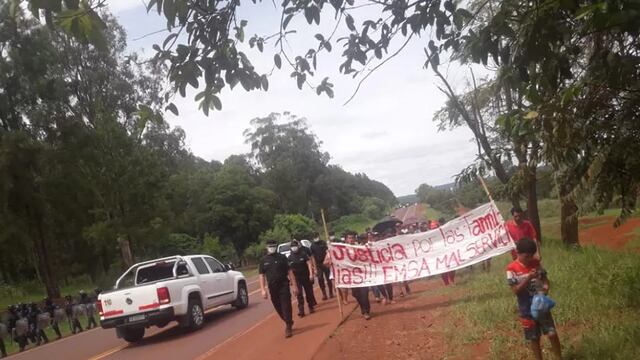 Vecinos de Colonia Delicia marcharon pidiendo que se investigue la muerte de tres personas por una descarga eléctrica.