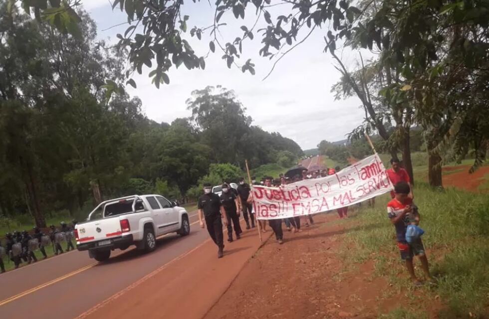 Vecinos de Colonia Delicia marcharon pidiendo que se investigue la muerte de tres personas por una descarga eléctrica
