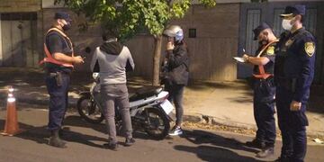 Los uniformados controlaron decenas de motos durante la noche de este lunes y la madrugada del martes.