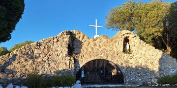 En la cima del cerro se encuentra la gruta de Nuestra Señora de Lourdes, en un altar con un semicírculo de rejas. (Gentileza: Susana Inés Boldo)