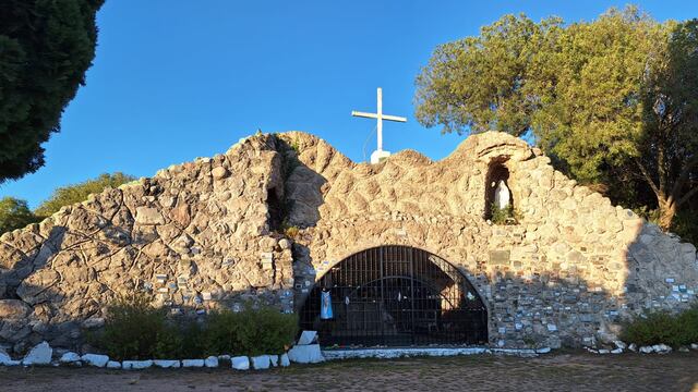 En la cima del cerro se encuentra la gruta de Nuestra Señora de Lourdes, en un altar con un semicírculo de rejas. (Gentileza: Susana Inés Boldo)